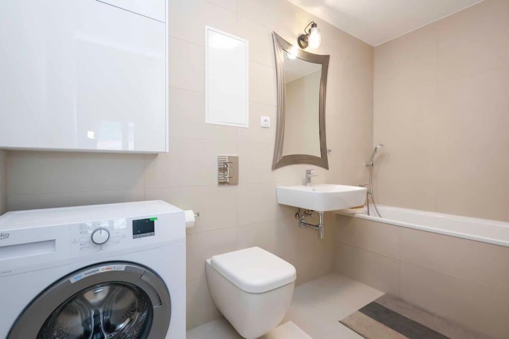 Danubius One - Spacious Apartment W Free Parking Bratislava Ngoại thất bức ảnh