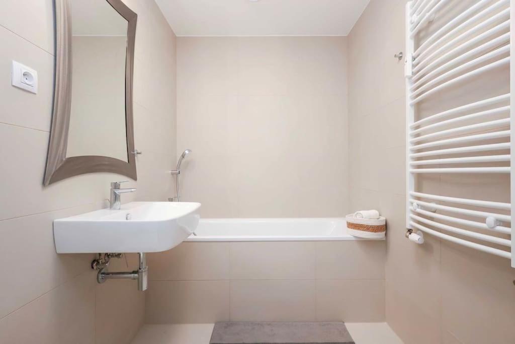 Danubius One - Spacious Apartment W Free Parking Bratislava Ngoại thất bức ảnh